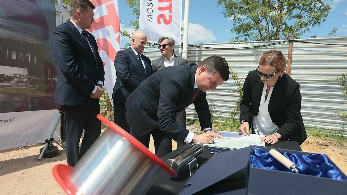 Lubartów. To tu będą rozwijać ultranowoczesne światłowody. Powstaje centrum badawcze za 90 mln zł Lubartów. To tu będą rozwijać ultranowoczesne światłowody. Powstaje centrum badawcze za 90 mln zł