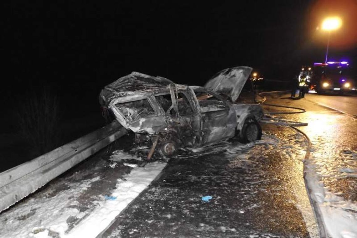 Lubartów: Wypadek na obwodnicy (ZDJĘCIA). Spłonął jeep po zderzeniu z BMW