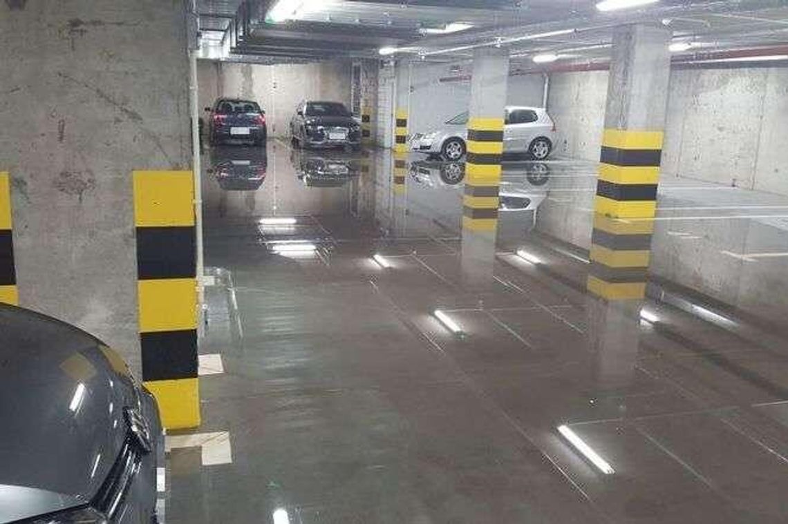 Lubartowska: Woda podmywa parking podziemny (zdjęcia)