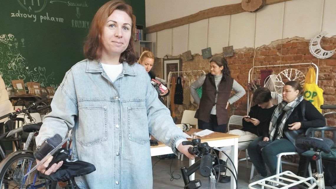 Lubelscy aktywiści rozdali rowery uchodźczyniom z Ukrainy Lubelscy aktywiści rozdali rowery uchodźczyniom z Ukrainy