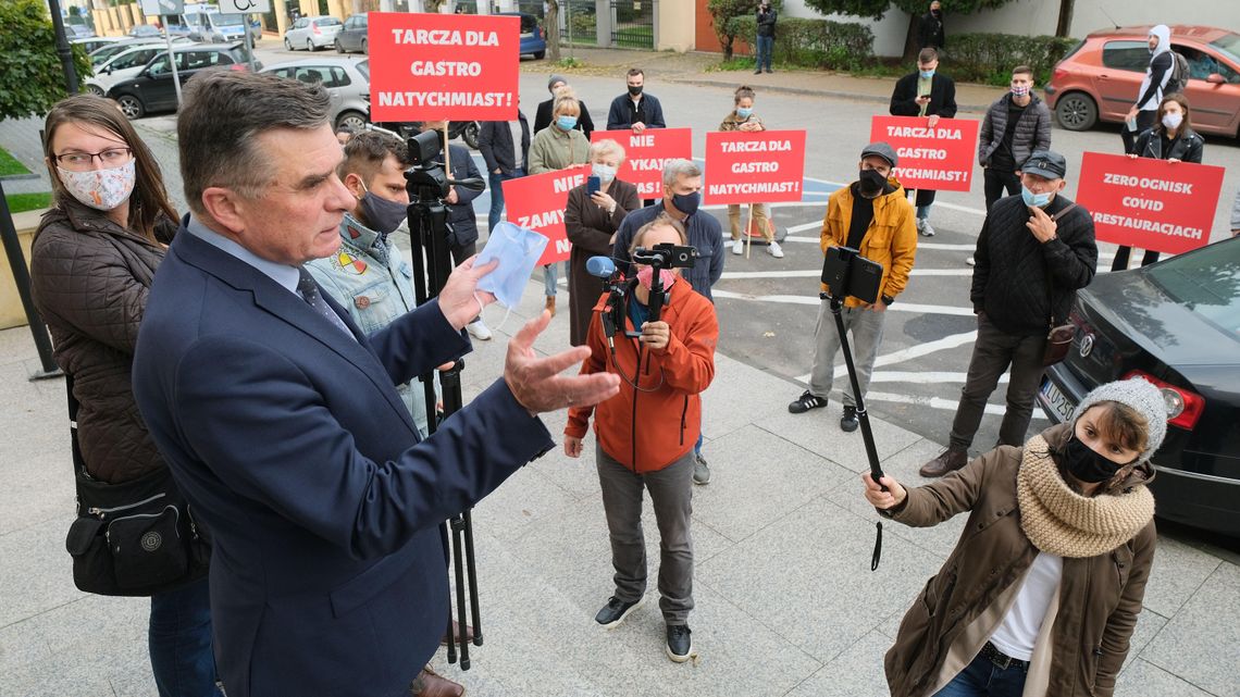 Lubelscy restauratorzy do wojewody: Co mamy zrobić z pracownikami, ZUS-em, podatkami i z towarem?