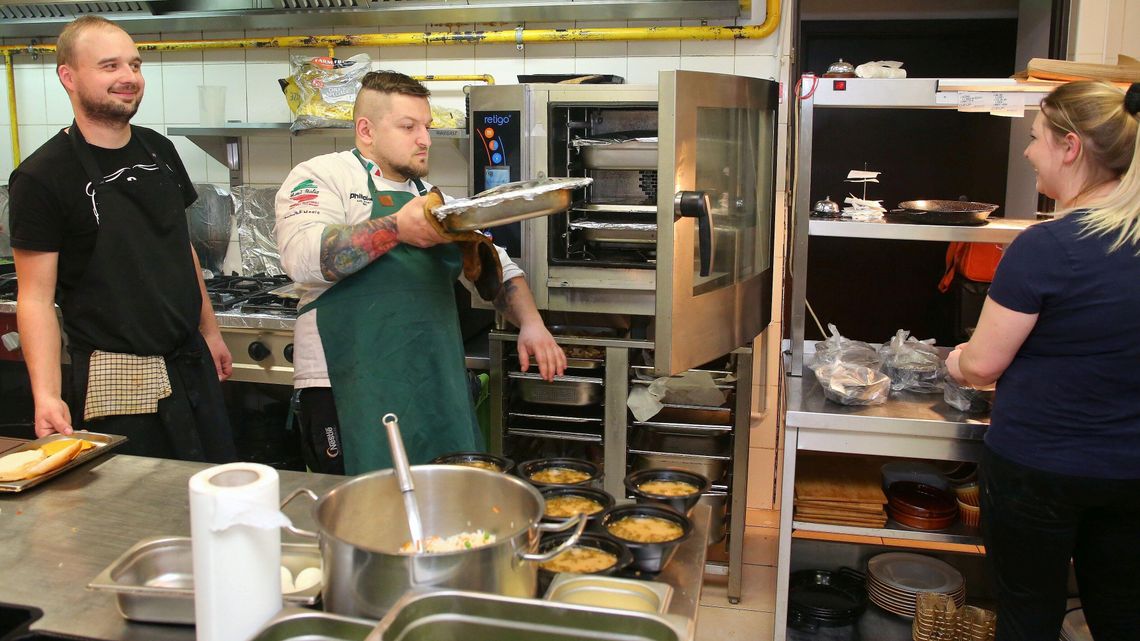 Lubelscy restauratorzy gotują uchodźcom. Można kupić "zawieszony posiłek" Lubelscy restauratorzy gotują uchodźcom. Można kupić "zawieszony posiłek"