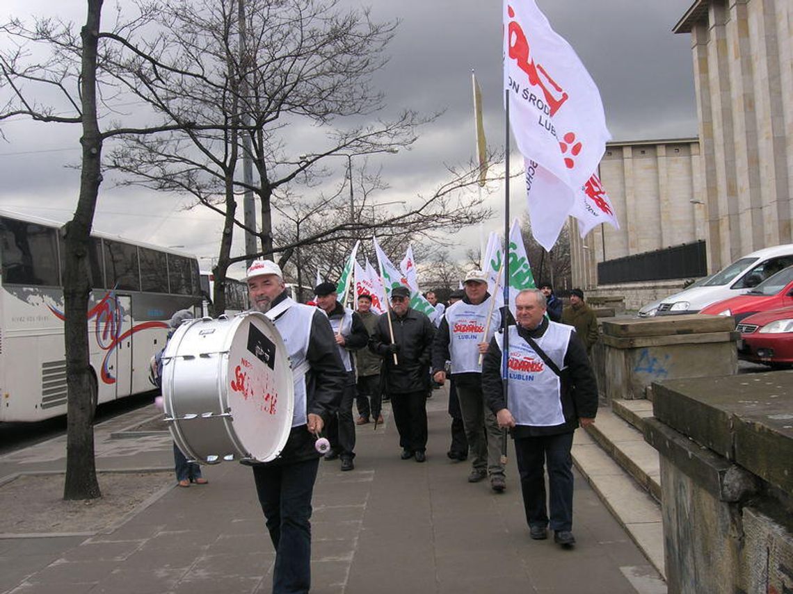 Lubelscy związkowcy \"Solidarności\" przed Sejmem (zdjęcia) Lubelscy związkowcy \"Solidarności\" przed Sejmem (zdjęcia)