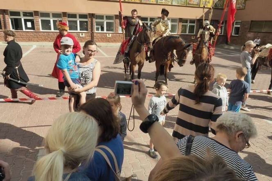 Lubelska Chorągiew Husarska w szpitalu dziecięcym (zdjęcia, wideo) Lubelska Chorągiew Husarska w szpitalu dziecięcym (zdjęcia, wideo)