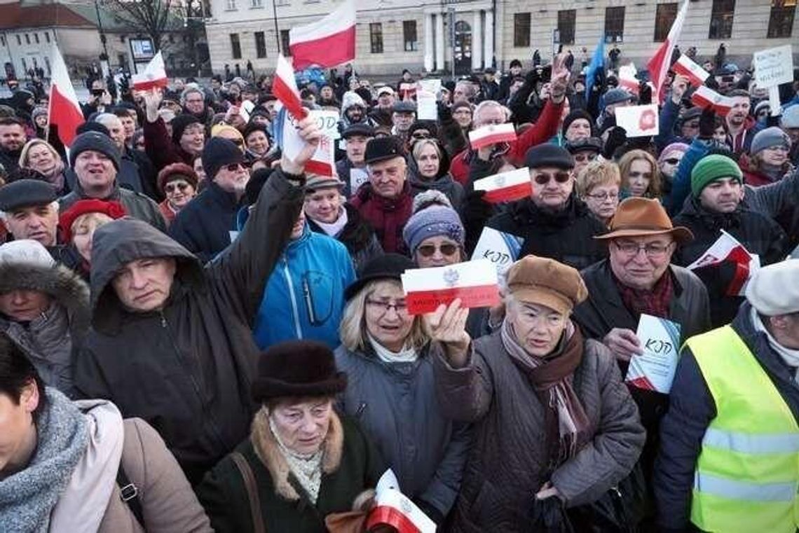 Lubelski KOD jedzie do Warszawy na marsz. "Nie zwijamy żagli" Lubelski KOD jedzie do Warszawy na marsz. "Nie zwijamy żagli"