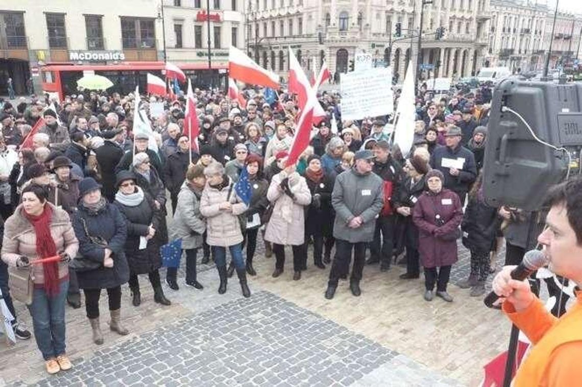 Lubelski KOD powita wicepremiera Jarosława Gowina. Manifestacja przed uczelnią Lubelski KOD powita wicepremiera Jarosława Gowina. Manifestacja przed uczelnią