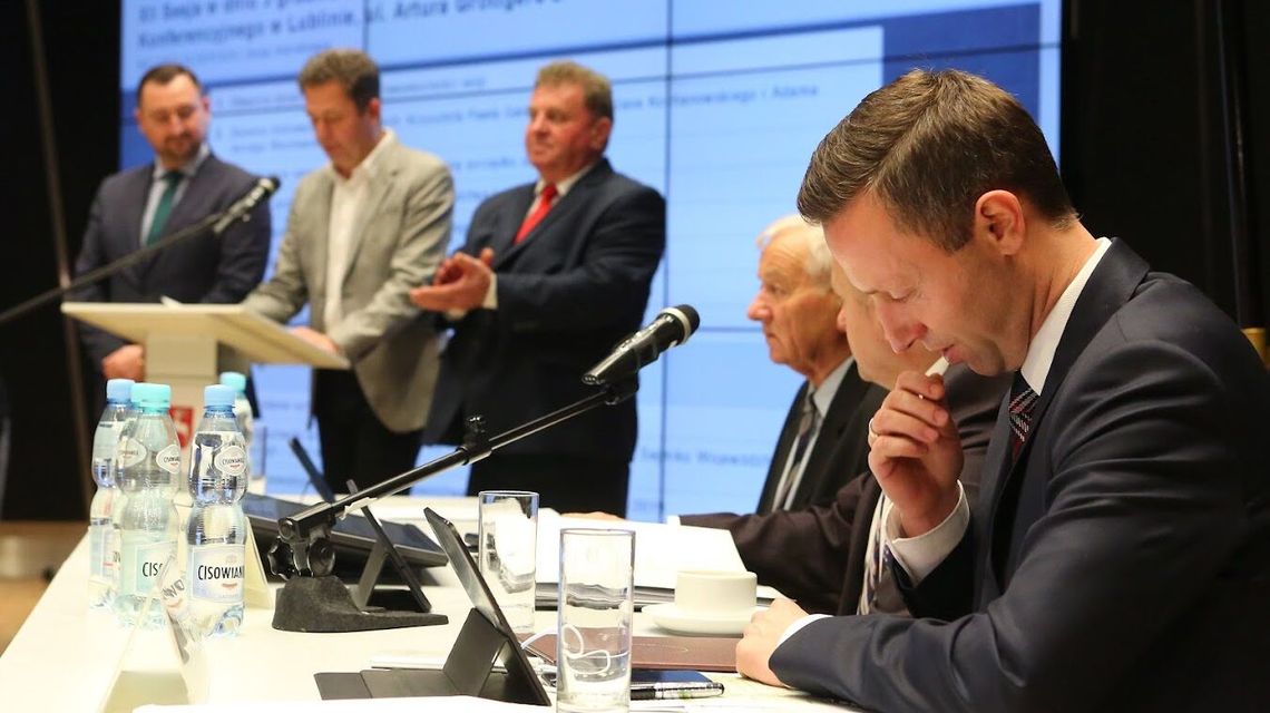 Lubelski marszałek zarobi więcej. Radni także