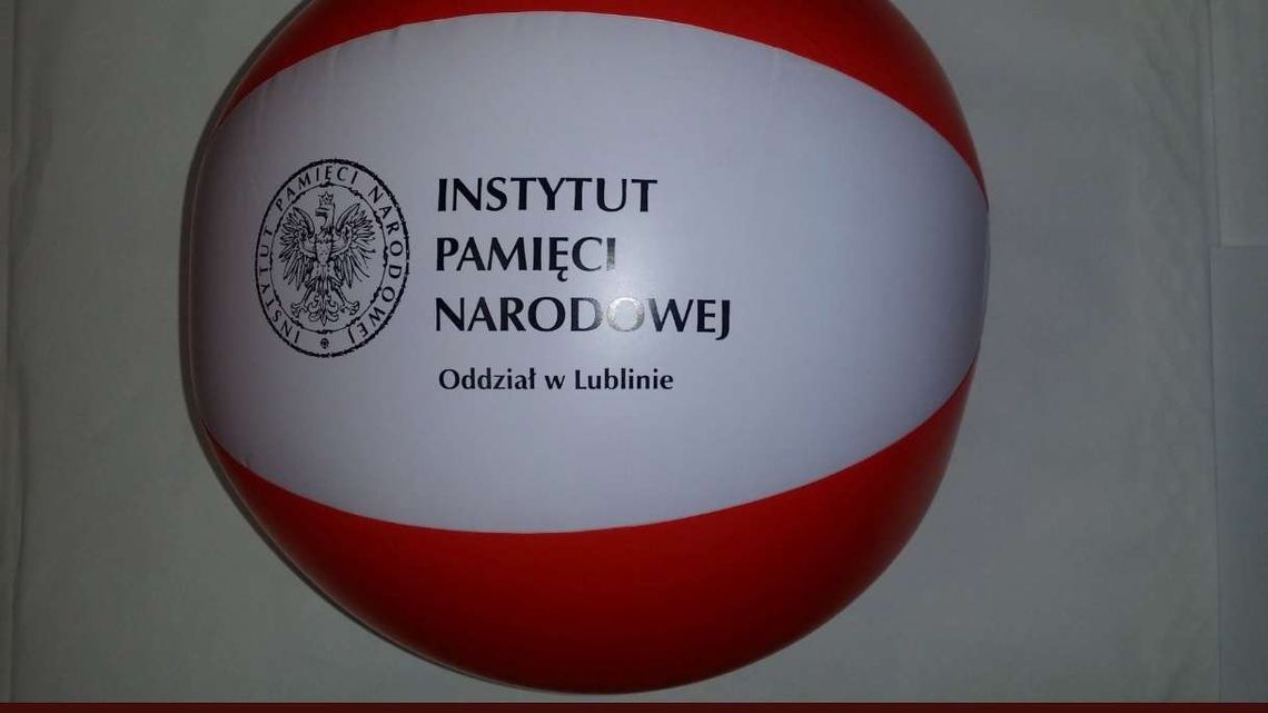 Lubelski oddział IPN zamówił piłki plażowe z godłem Polski. Będą też puzzle i domino