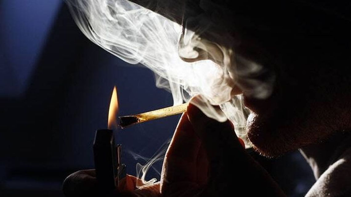 Lubelskie: 20-latek skończył jazdę w rowie. "Chciał sprawdzić, jak działa marihuana"