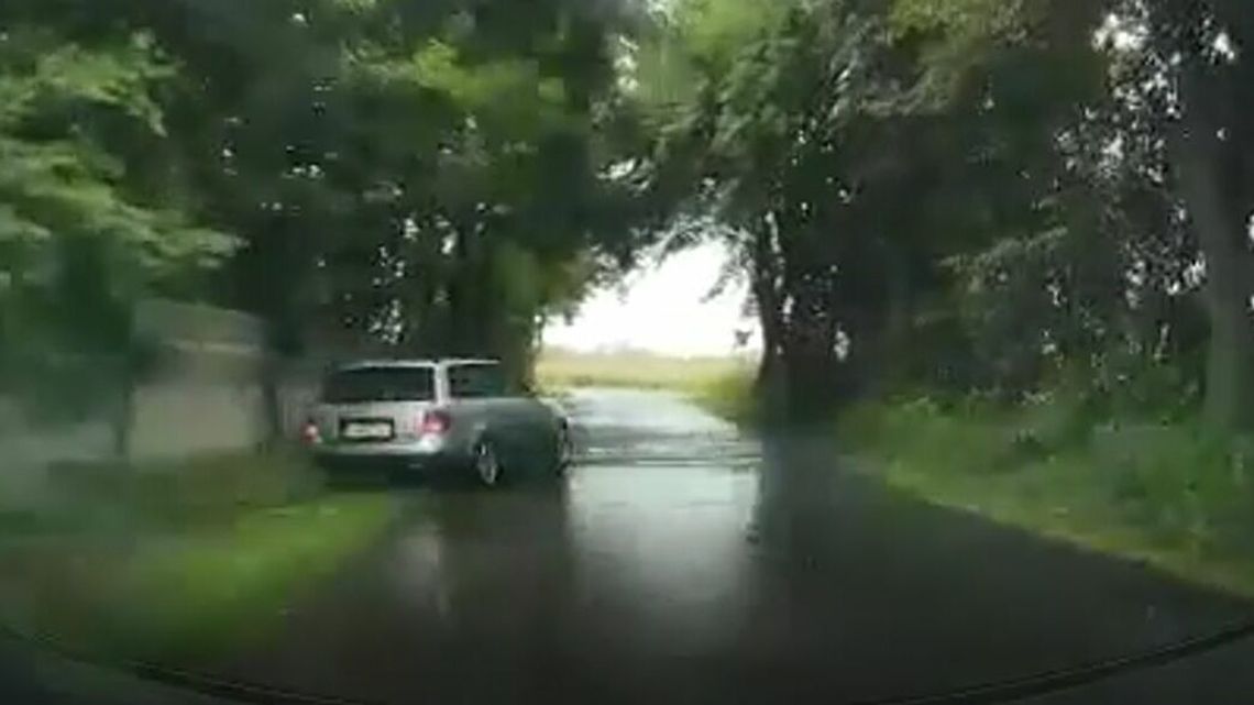 Lubelskie. Audi wyjechało ze stacji paliw, a kierowca miał wyjątkowego pecha. Nagranie Lubelskie. Audi wyjechało ze stacji paliw, a kierowca miał wyjątkowego pecha. Nagranie