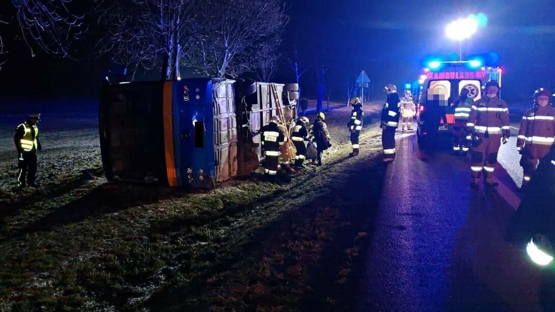 Lubelskie. Autobus z pasażerami wpadł do rowu. Kierowca zasnął?