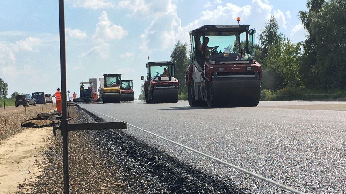 Lubelskie: Budowa S19. Układa się tam 1,5 tysiąca ton asfaltu dziennie Lubelskie: Budowa S19. Układa się tam 1,5 tysiąca ton asfaltu dziennie