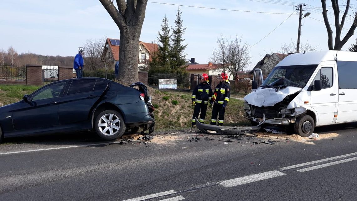 Lubelskie: Bus pasażerski zderzył się z BMW. Pięć osób w szpitalu [zdjęcia]