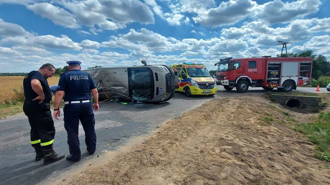 Lubelskie. Bus przewrócił się na bok po zderzeniu z audi. Są ranni [zdjęcia]