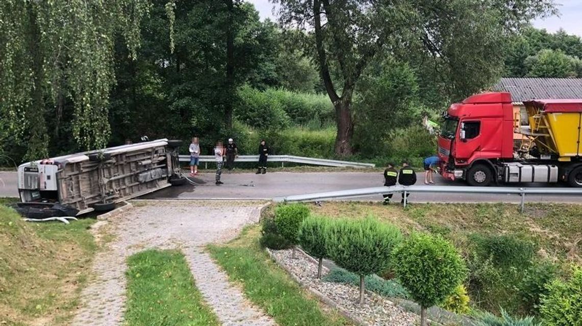Lubelskie. Bus przewrócił się na drodze. Tir nie zdążył zahamować Lubelskie. Bus przewrócił się na drodze. Tir nie zdążył zahamować