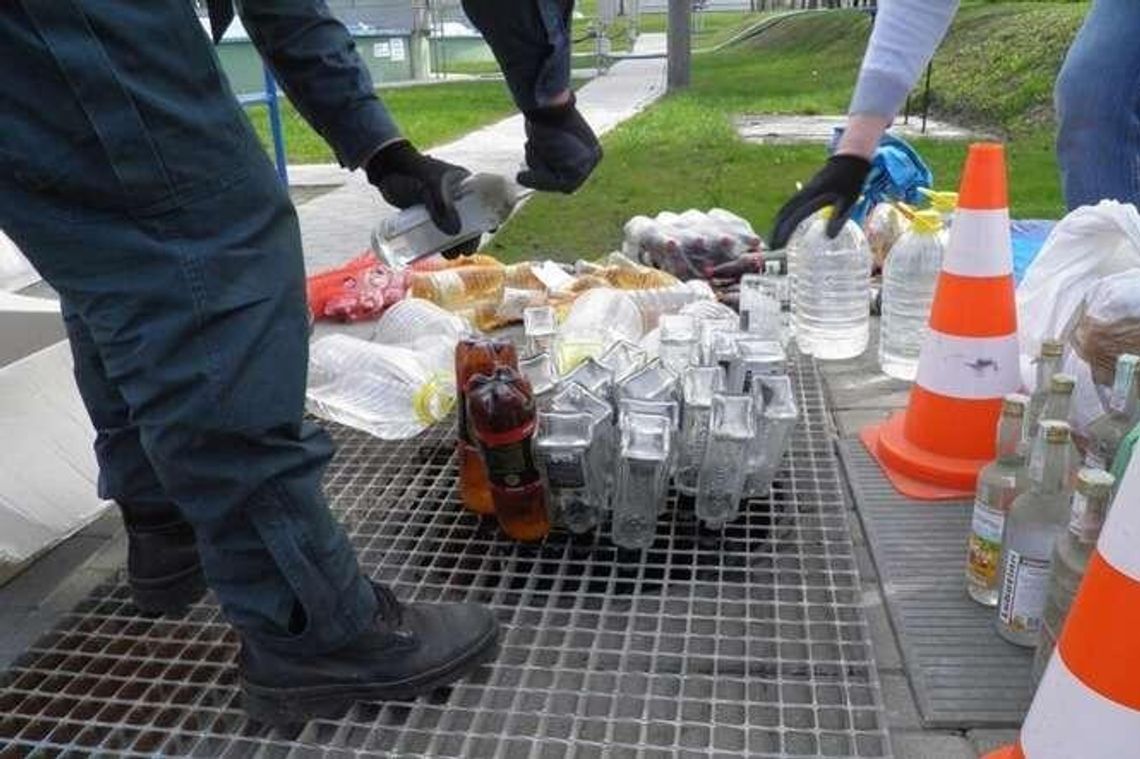 Lubelskie: Celnicy niszczą zarekwirowaną wódkę i papierosy (zdjęcia)