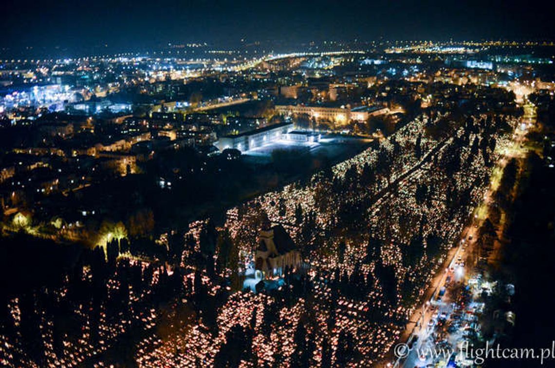 Lubelskie cmentarze nocą. Zdjęcia z drona