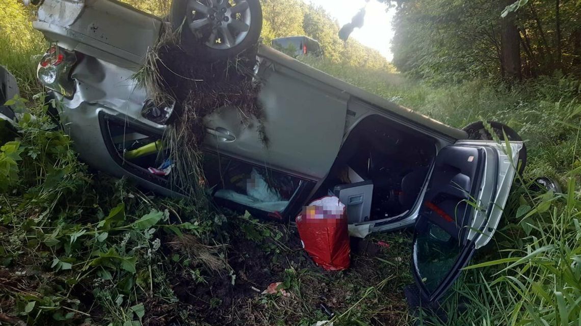 Lubelskie. Dachowanie toyoty na DK48. Są ranni Lubelskie. Dachowanie toyoty na DK48. Są ranni