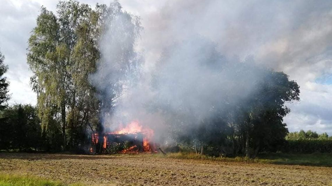 Lubelskie: Drewniany dom spłonął doszczętnie. Właściciel cudem uszedł z życiem Lubelskie: Drewniany dom spłonął doszczętnie. Właściciel cudem uszedł z życiem