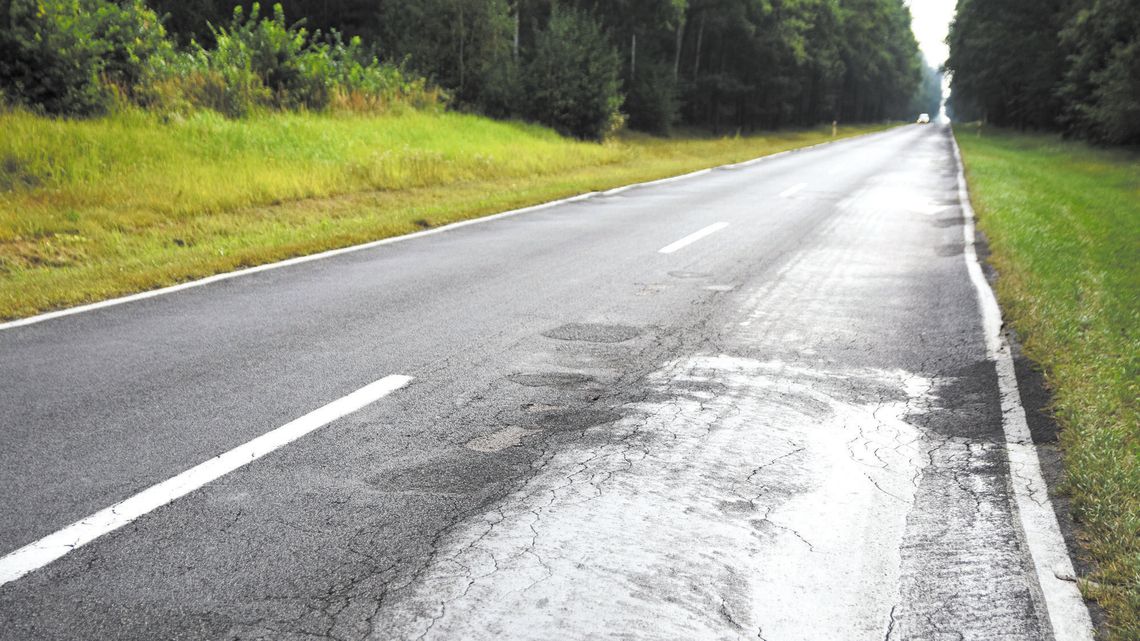 Lubelskie: Dwa powiaty dostały od województwa drogę w fatalnym stanie. "Już szykujemy skargę do sądu"