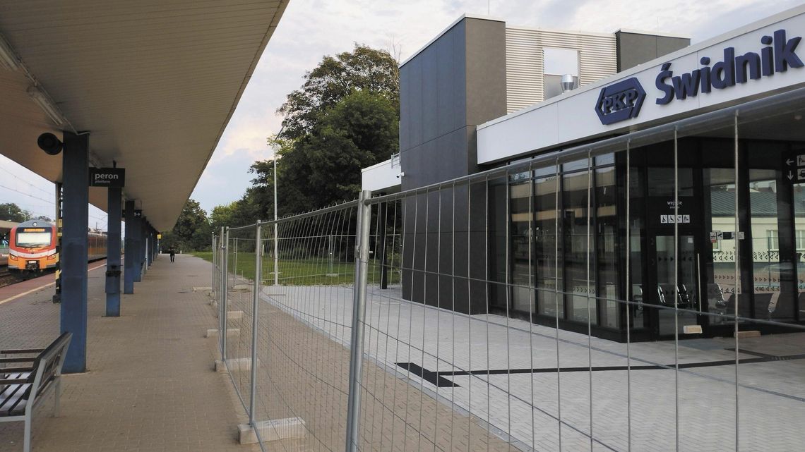 Lubelskie: Dworzec kolejowy powstał z ogromnym opóźnieniem. Pasażerów nie wpuszczają