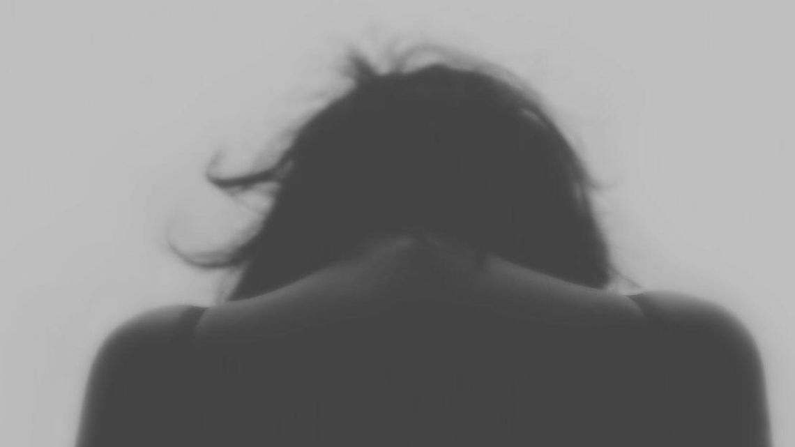 Lubelskie: Dyrektor gimnazjum zaproponował uczennicy podwiezienie. Skręcił w leśną drogę i zaczął obmacywać