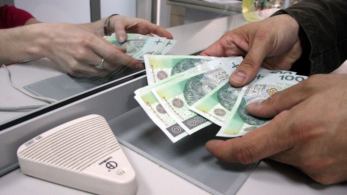 Lubelskie. Emerytka chce pozwać bank, bo straciła 15 tysięcy złotych