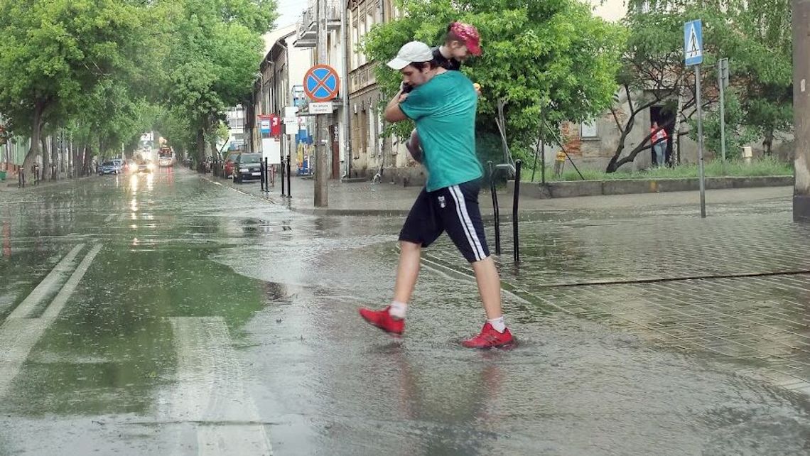 Lubelskie. IMGW ostrzega przez burzami i ulewami. Może spaść też grad