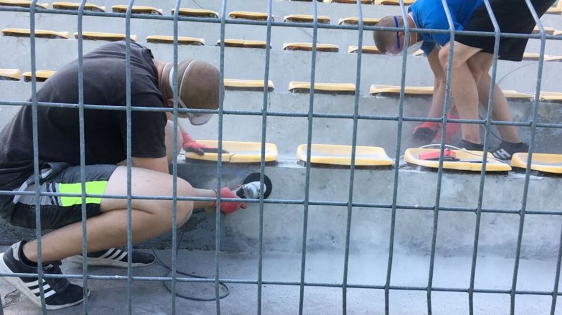 Lubelskie: Kibice sami wzięli się za remont stadionu [zdjęcia]