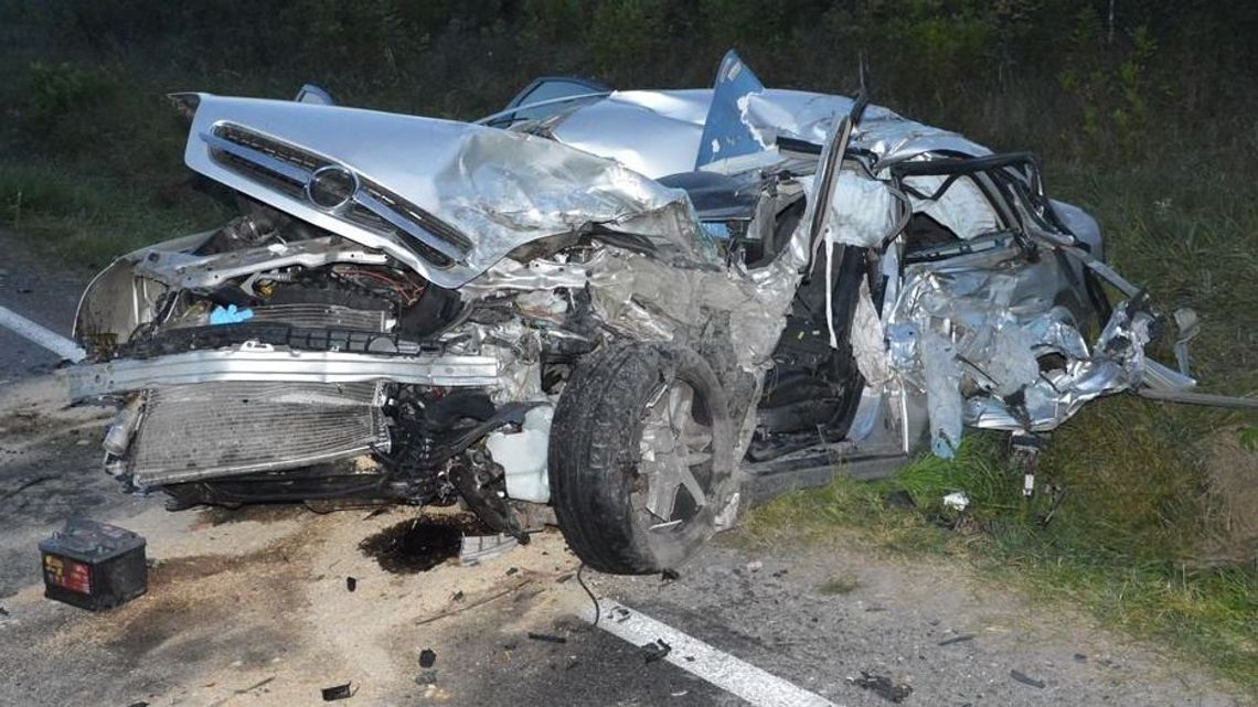 Lubelskie: Kierowca osobówki zginął na miejscu po czołowym zderzeniu z ciężarówką Lubelskie: Kierowca osobówki zginął na miejscu po czołowym zderzeniu z ciężarówką