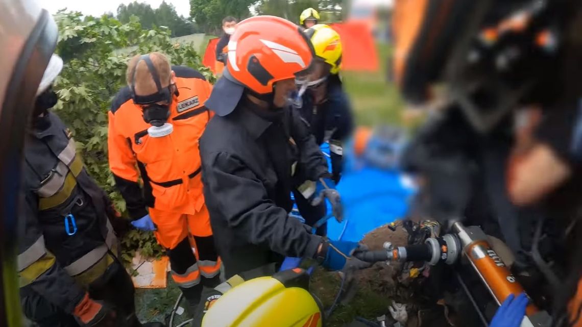 Lubelskie: Kierowca zakleszczony w ciężarówce po wypadku. Wideo z kamery na hełmie strażaka Lubelskie: Kierowca zakleszczony w ciężarówce po wypadku. Wideo z kamery na hełmie strażaka