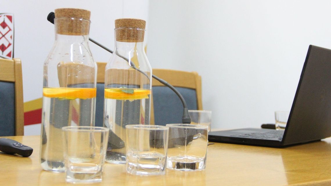 Lubelskie: Kolejne miasto rezygnuje z wody w plastikowych butelkach w urzędzie