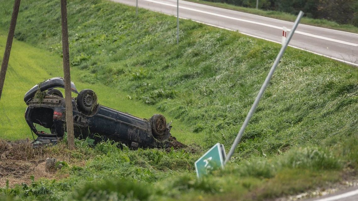 Lubelskie. Komu felgę, komu zderzak? Ktoś rozkrada nocą rozbite i porzucone w rowie volvo
