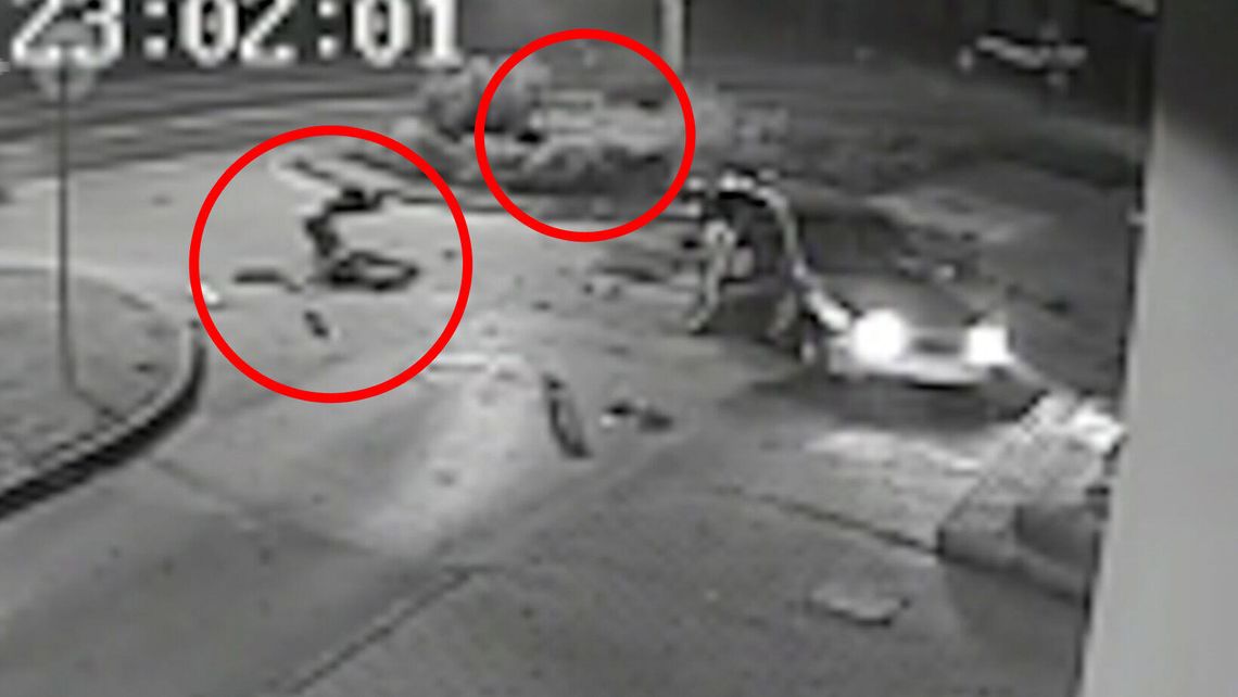 Lubelskie. Kraksa audi na rynku. 19-latek i 18-latka wypadli z samochodu [wideo]