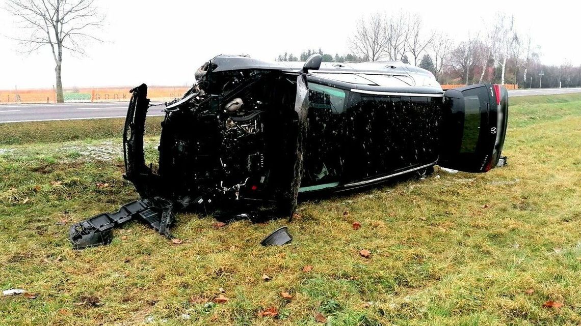 Lubelskie. Mercedes dachował na drodze nr 17 Lubelskie. Mercedes dachował na drodze nr 17