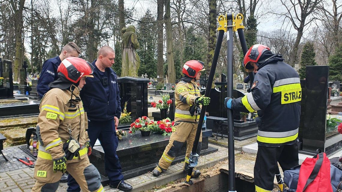 Lubelskie. Mężczyzna wpadł do grobowca swojej matki 