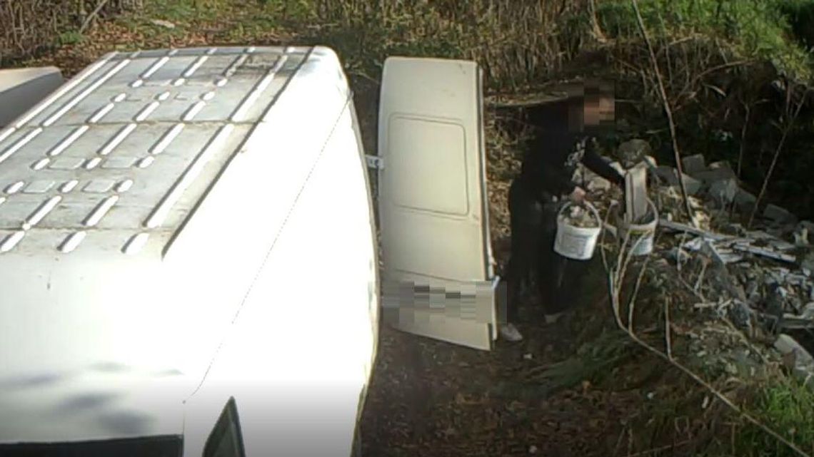 Lubelskie: Mężczyzna wywoził śmieci do lasu. Wpadł w pułapkę, bo nagrała go kamera