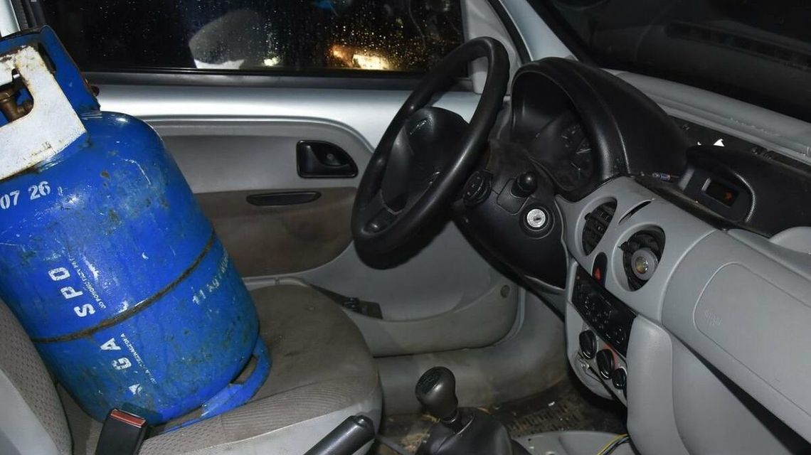 Lubelskie. Mężczyzna zamknął się w samochodzie z butlą gazową i odkręcił zawór