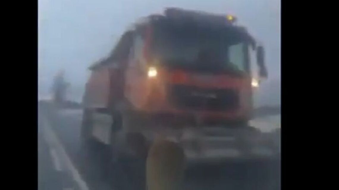 Lubelskie. Nagłe zaskoczenie, bo pług śnieżny jedzie lewym pasem. Co na to drogowcy? Lubelskie. Nagłe zaskoczenie, bo pług śnieżny jedzie lewym pasem. Co na to drogowcy?