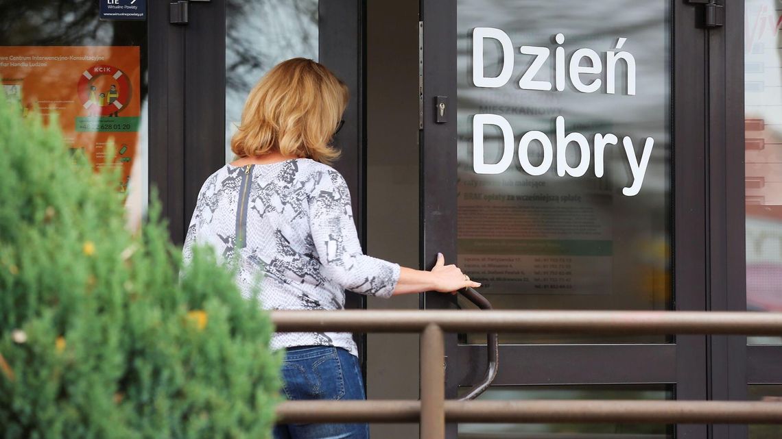 Lubelskie: Napis "Dzień dobry" wita petentów w urzędzie gminy