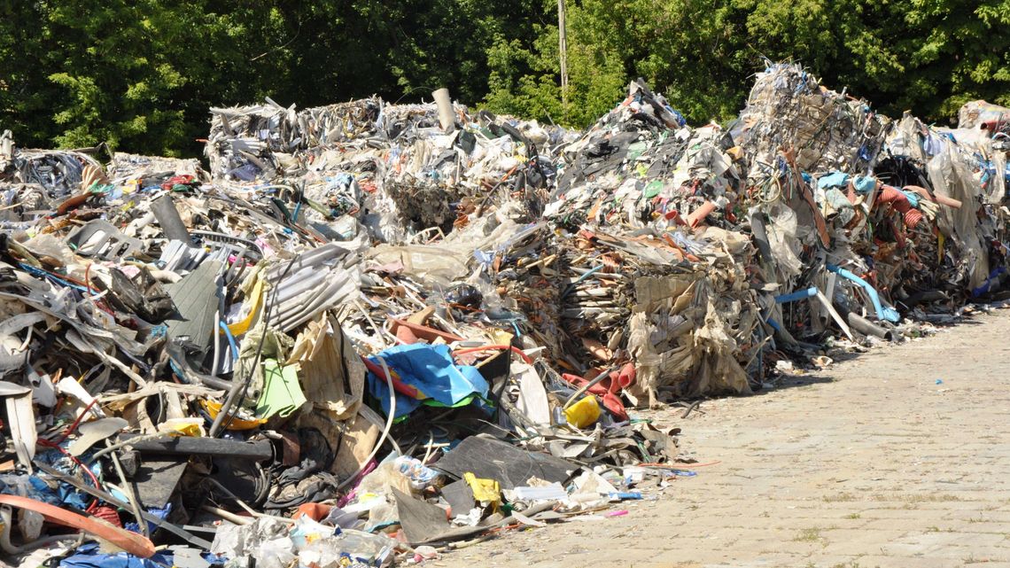 Lubelskie: Nielegalne składowisko odpadów w centrum miasta. Może być ich nawet 1000 ton