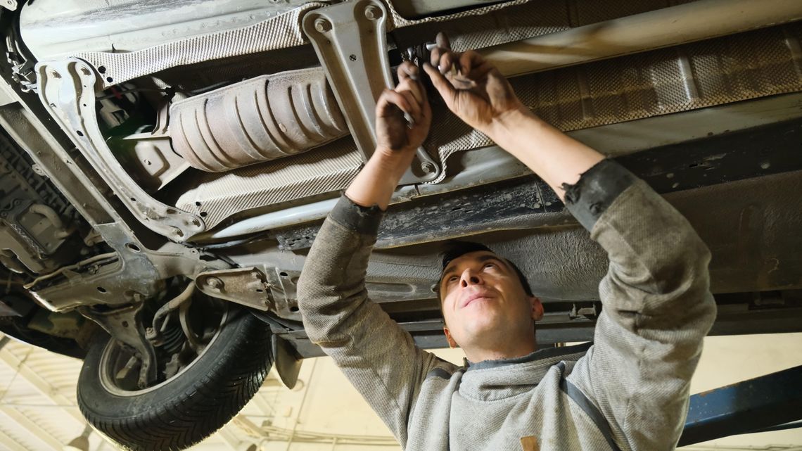 Lubelskie. Nocą z aut znikają katalizatory. Za jeden płacą nawet 4 tys. zł