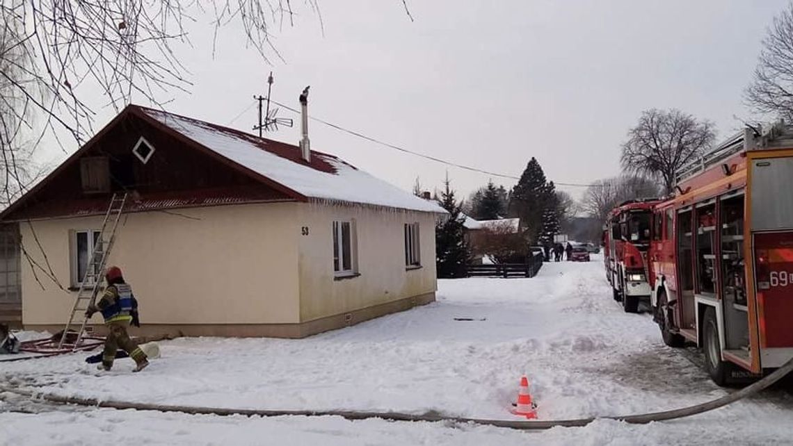 Lubelskie: Od kominka zapaliło się poddasze domu. Ogień szybko się rozprzestrzeniał