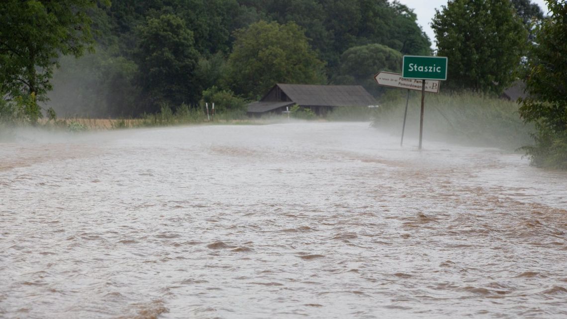 Lubelskie: Po deszczu ulice zamieniły się w rzeki, a pola w bajora [wideo]