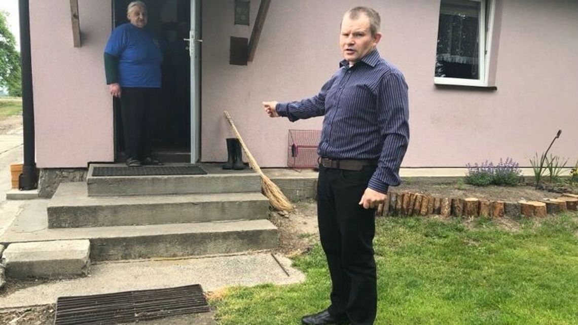 Lubelskie. Policjanci zajechali na wieś i się zaczęło. Jeden miał krzyknąć: "Stara k...., chcesz razem z nim jechać!?”