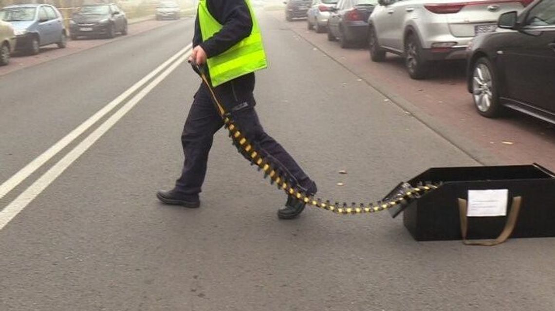 Lubelskie. Policyjny pościg na nissanem. Auto zatrzymała dopiero kolczatka