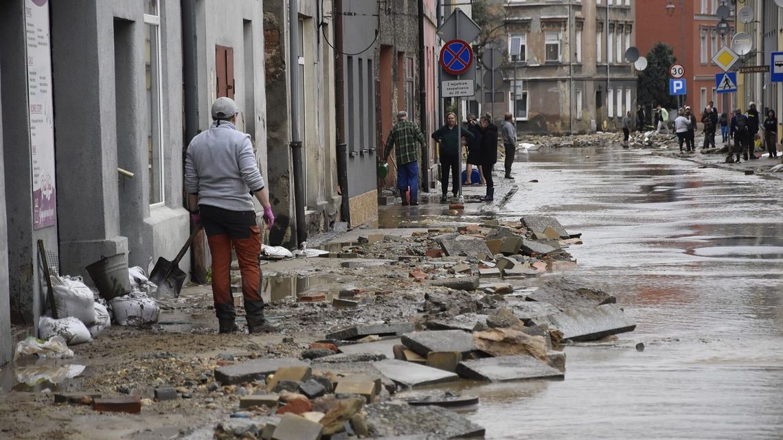 Lubelskie pomaga powodzianom. Zbierają dary, przekazują pieniądze Lubelskie pomaga powodzianom. Zbierają dary, przekazują pieniądze