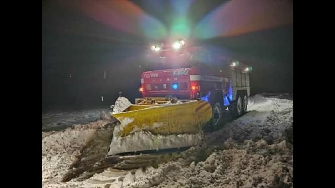 Lubelskie. Poród się zaczął, a karetka nie ma jak dojechać. Strażacy ruszyli "Bestią"