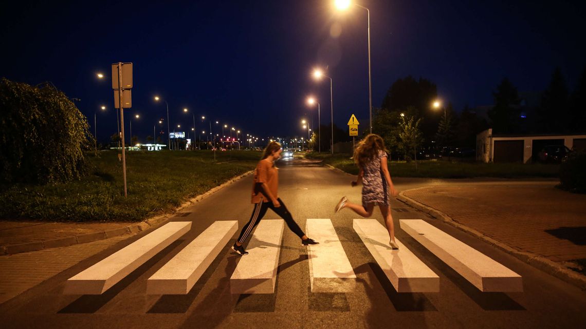 Lubelskie: Powstało nietypowe przejście dla pieszych. Kierowca widząc je odruchowo zwalnia