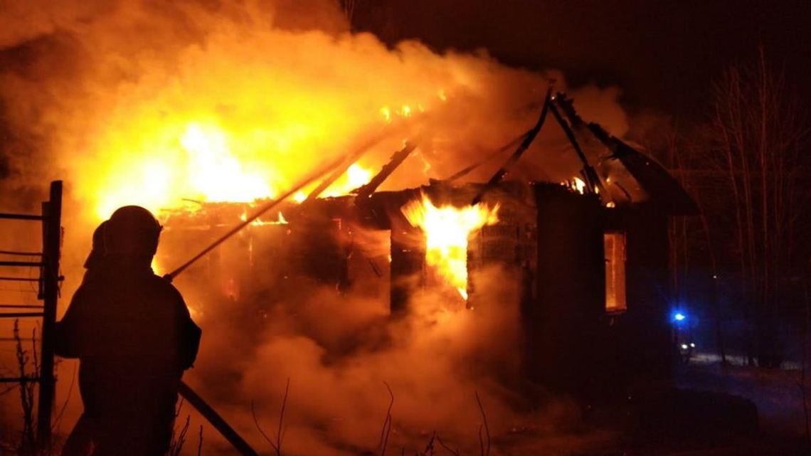 Lubelskie: Pożar domu pokrytego papą. Akcja gaśnicza trwała 3 godziny [zdjęcia]